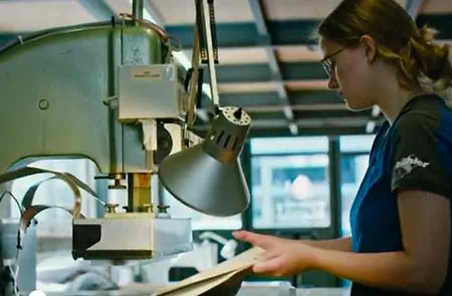 Fachmann/-frau Leder und Textil EFZ – Film mit Porträt einer Lernenden